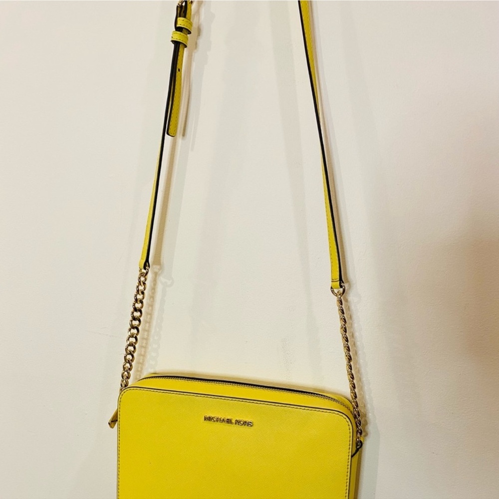 Michael Kors Buttercup Lemon Jet Set Crossbody Bag - Picture 3 of 4